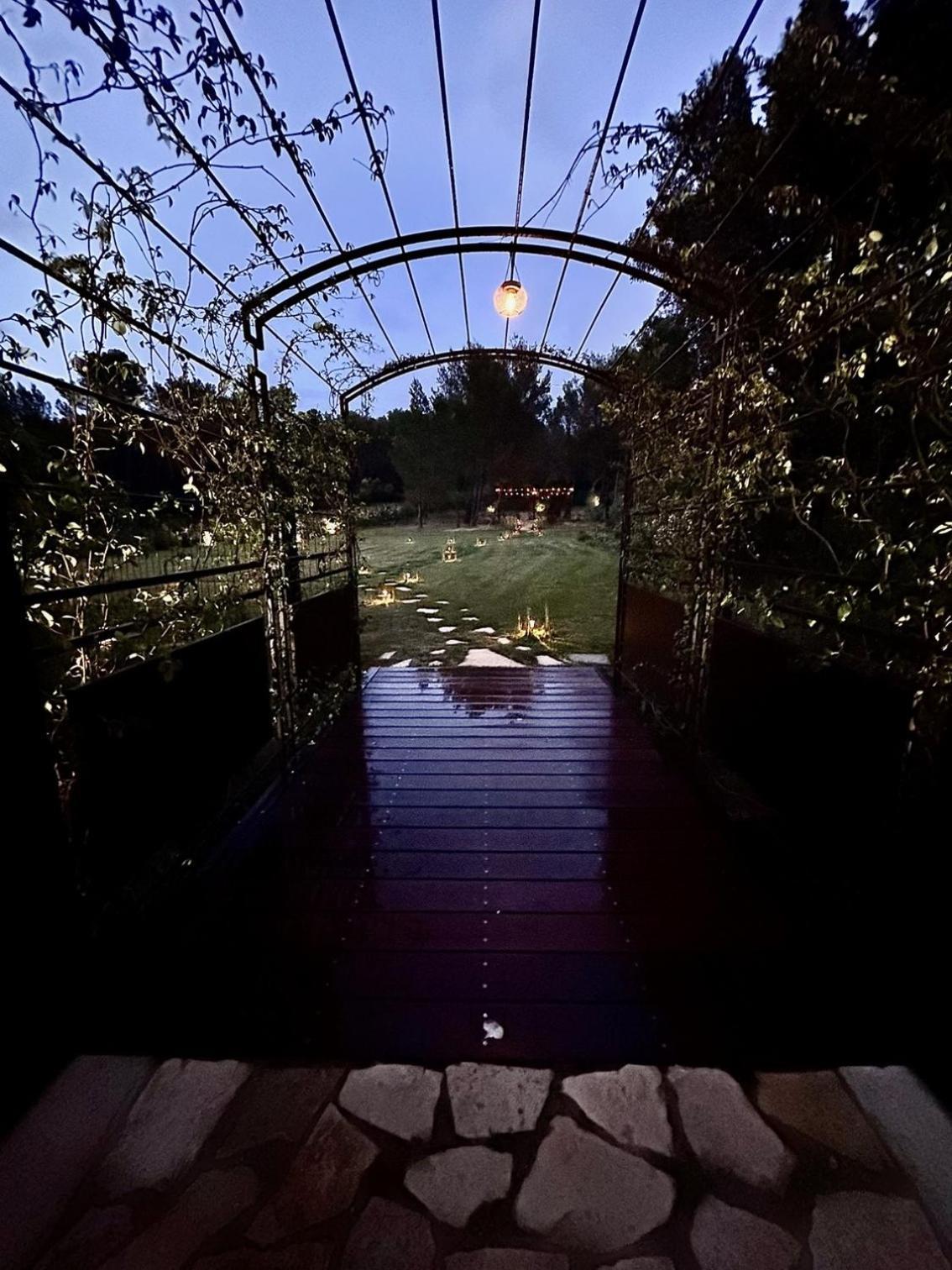 Le Jardin des Amandiers Châteaurenard Exterior foto